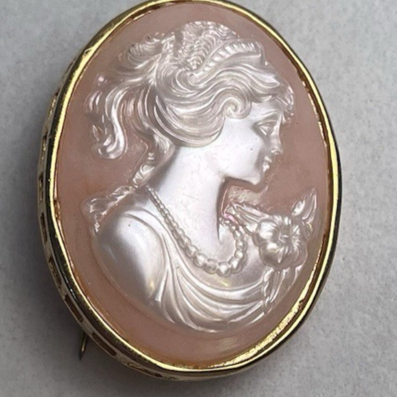 Victorian Woman Cameo Brooch Gold Tone Oval Pin Peach White Bust Right Facing - Picture 11 of 11